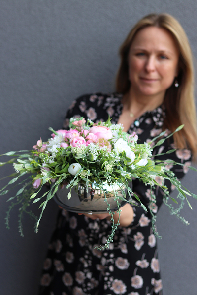 Manfredo Small, kompozycja kwiatowa w srebrnym naczyniu, wys.20cm