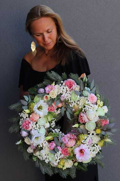 Tenorra, duży biało - różowy wieniec na iglastych gałązkach, śr. 50cm