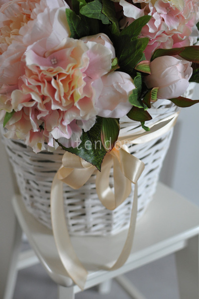 bogaty kosz z bladoróżowymi hortensjami i piwoniami Provance 50x50cm 