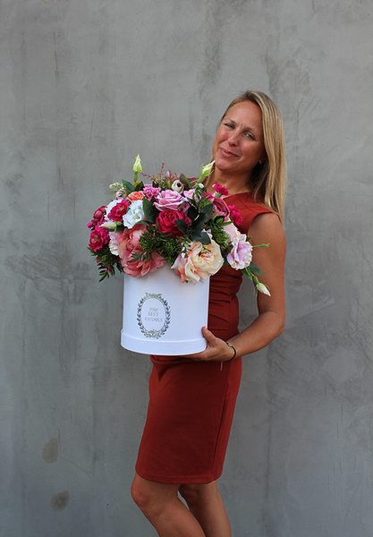 Diora White, ekskluzywny flowerbox, kompozycja kwiatowa, wys.42cm