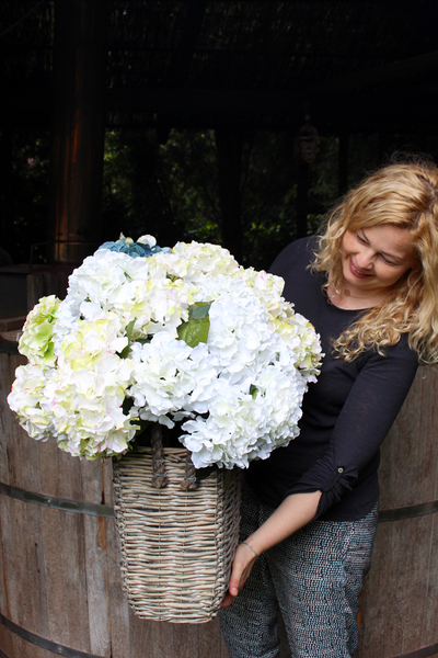 bardzo bogaty kosz z hortensjami Provance Sea, wys.69cm, szer.70cm  