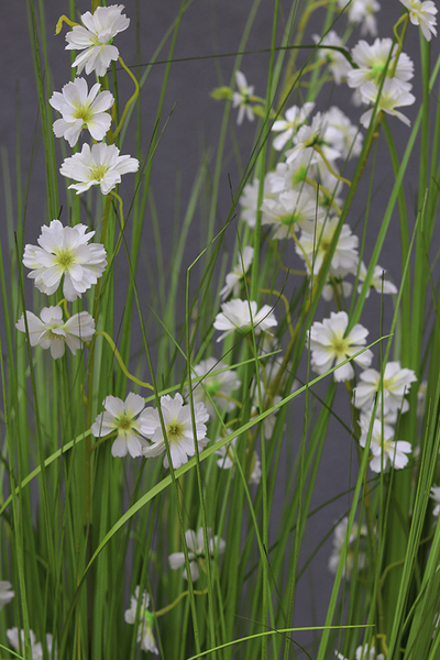 Alija Perra, sztuczna trawa w białej donicy, wys. 196cm