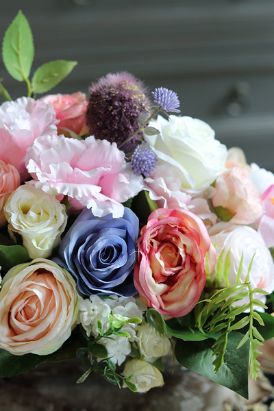 Laos Della, kompozycja kwiatowa / bukiet w srebrnym naczyniu, wym.22x48cm