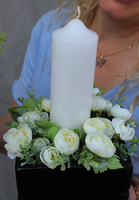 Marianna, kompozycja kwiatowa ze świecą w ceramicznym naczyniu, wys.28cm