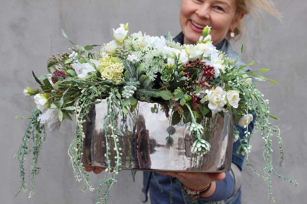 Manfredo kompozycja kwiatowa w srebrnym naczyniu, wys.30cm