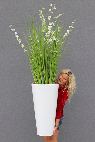 Alija Perra, sztuczna trawa w białej donicy, wys. 196cm