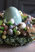 dekoracyjny wianek stroik na talerzu z jajem Wielkanocna Radość, śr.30cm 