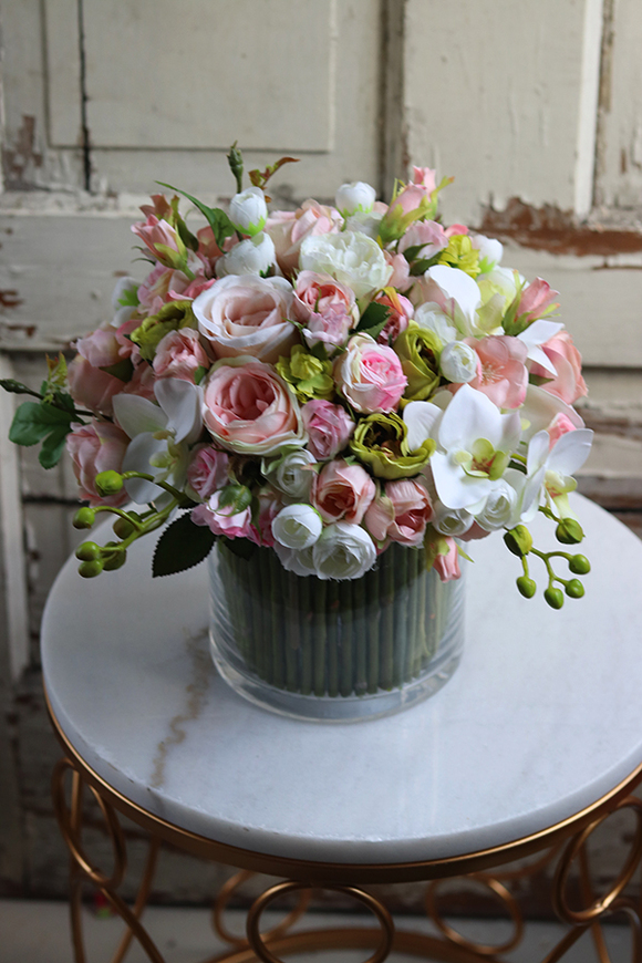 bogaty bukiet wiosennych kwiatów w szklanym wazonie, Hellissa Big, wys.28cm 