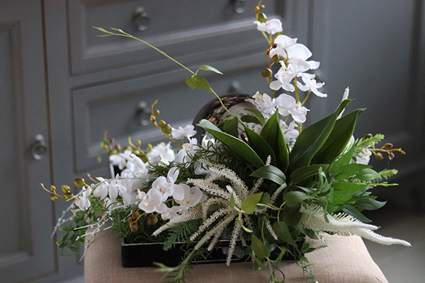 efektowna kompozycja kwiatowa na tacy, Telicja Silver, wys.24cm.