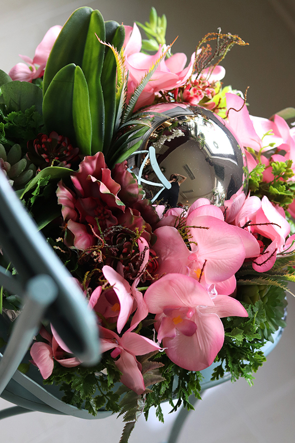 kompozycja kwiatowa z kulą Różowa Dekoria Karanda, wym. 20x33cm