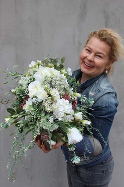 Manfredo kompozycja kwiatowa w srebrnym naczyniu, wys.30cm