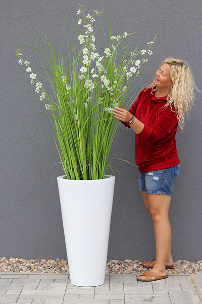 Alija Perra, sztuczna trawa w białej donicy, wys. 196cm