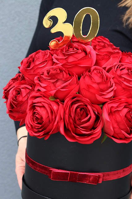 flowerbox Reditta, okolicznościowa kompozycja z dowolną cyfrą / liczbą, wys. 26cm