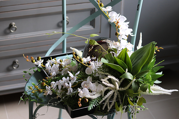 efektowna kompozycja kwiatowa na tacy, Telicja Silver, wys.24cm.