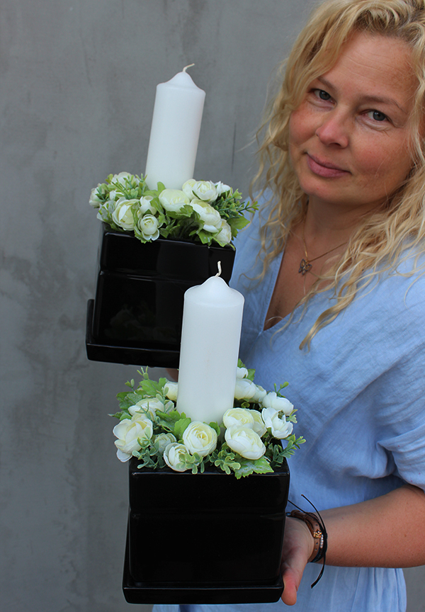 Marianna, kompozycja kwiatowa ze świecą w ceramicznym naczyniu, wys.28cm