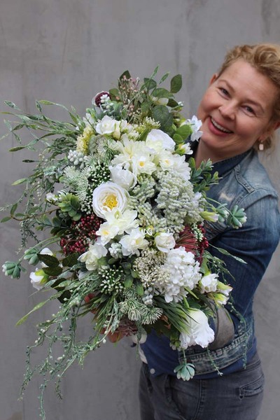 Manfredo kompozycja kwiatowa w srebrnym naczyniu, wys.30cm