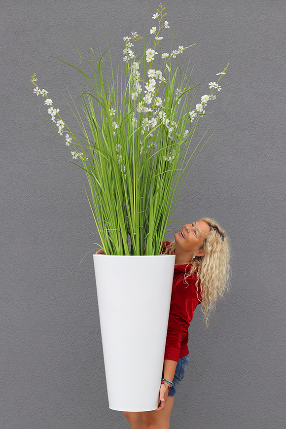 Alija Perra, sztuczna trawa w białej donicy, wys. 196cm