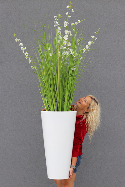 Alija Perra, sztuczna trawa w białej donicy, wys. 196cm