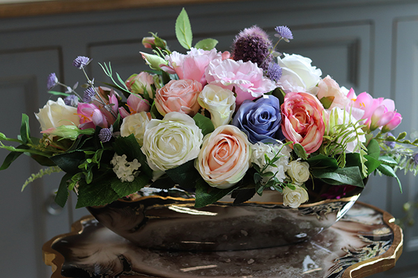 Laos Della, kompozycja kwiatowa / bukiet w srebrnym naczyniu, wym.22x48cm