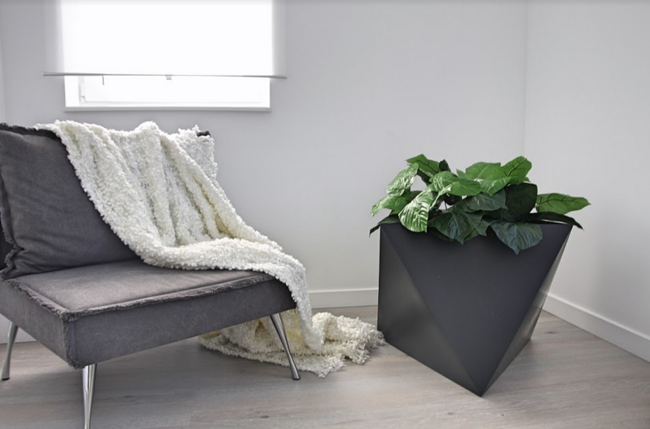 Eos, geometryczna antracytowa donica, wys.50x60x60cm