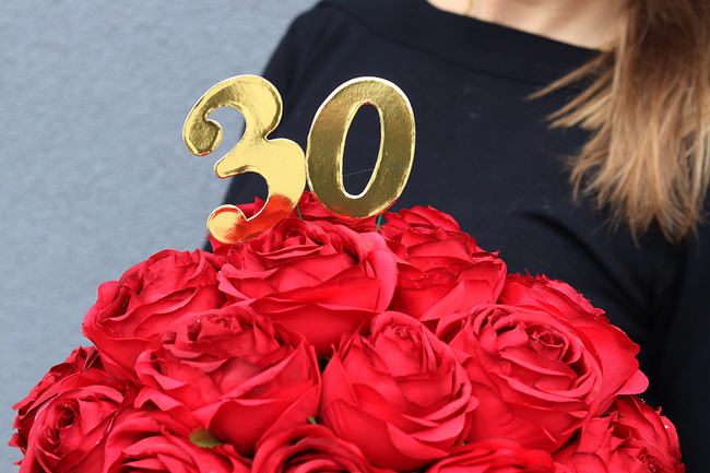 flowerbox Reditta, okolicznościowa kompozycja z dowolną cyfrą / liczbą, wys. 26cm