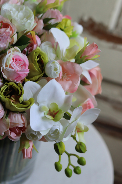 bogaty bukiet wiosennych kwiatów w szklanym wazonie, Hellissa Big, wys.28cm 