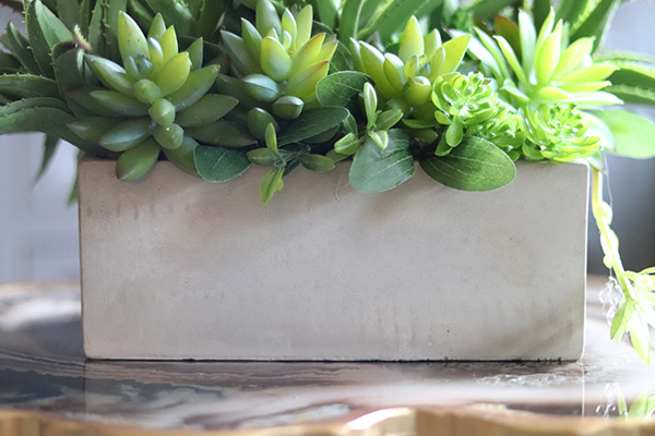 Suana, kompozycja ze sztucznych sukulentów w betonowej donicy, wys.20cm