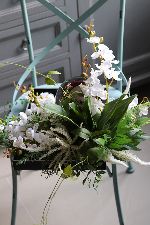 efektowna kompozycja kwiatowa na tacy, Telicja Silver, wys.24cm.