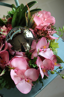 kompozycja kwiatowa z kulą Różowa Dekoria Karanda, wym. 20x33cm