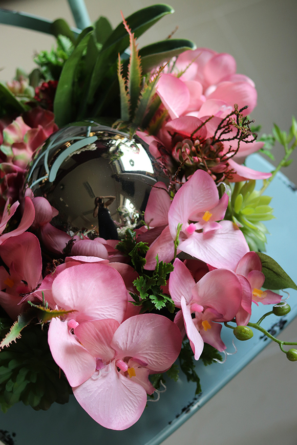 kompozycja kwiatowa z kulą Różowa Dekoria Karanda, wym. 20x33cm