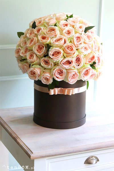 flowerbox 100 róż, Jubileo Prezenta, wys.58cm  