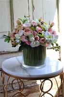 bogaty bukiet wiosennych kwiatów w szklanym wazonie, Hellissa Big, wys.28cm 