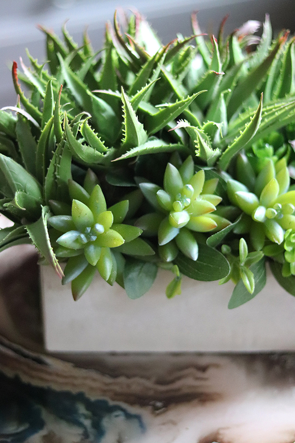 Suana, kompozycja ze sztucznych sukulentów w betonowej donicy, wys.20cm