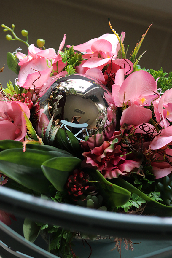 kompozycja kwiatowa z kulą Różowa Dekoria Karanda, wym. 20x33cm