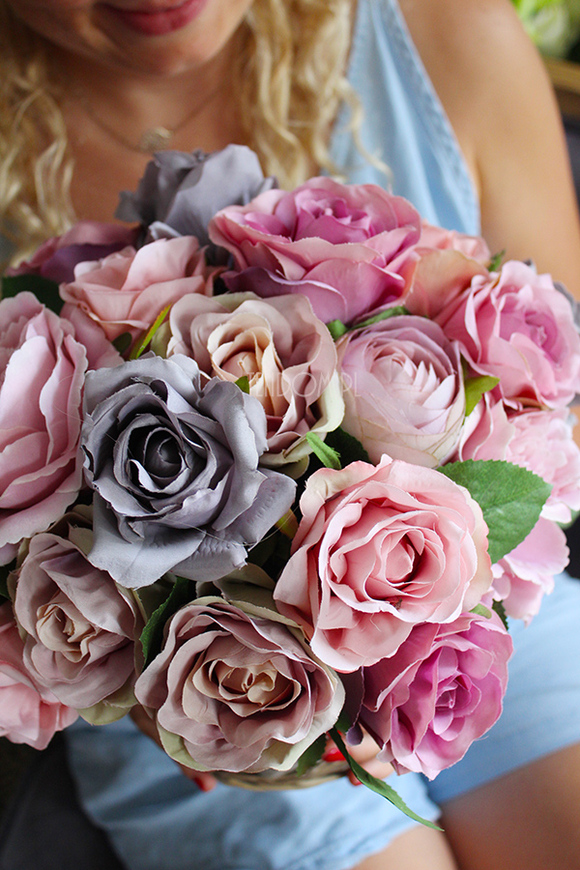 bogaty kosz z brudnoróżowymi różami Romance 30x30x30cm