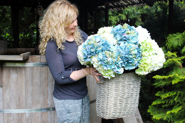 bardzo bogaty kosz z hortensjami Provance Sea, wys.69cm, szer.70cm  