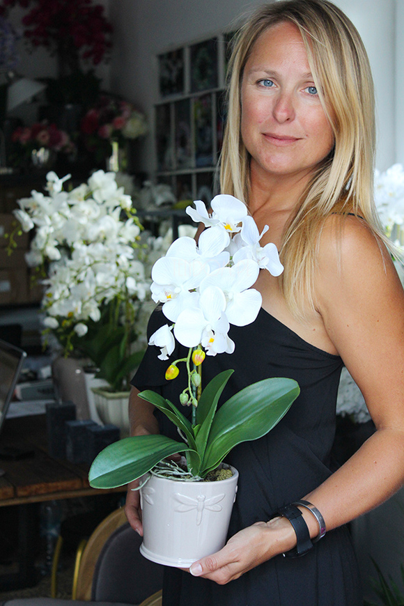 Dragonfly 2 sztuczny storczyk w bieli, szara donica wys. ok. 49cm 