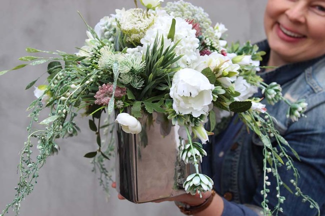 Manfredo kompozycja kwiatowa w srebrnym naczyniu, wys.30cm