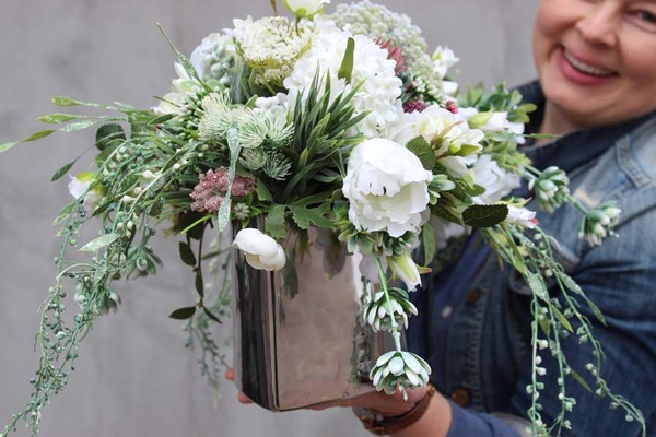 Manfredo kompozycja kwiatowa w srebrnym naczyniu, wys.30cm