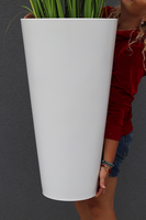 Alija Perra, sztuczna trawa w białej donicy, wys. 196cm