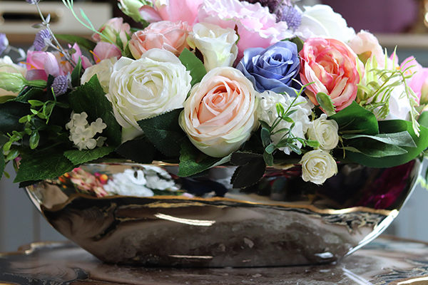 Laos Della, kompozycja kwiatowa / bukiet w srebrnym naczyniu, wym.22x48cm