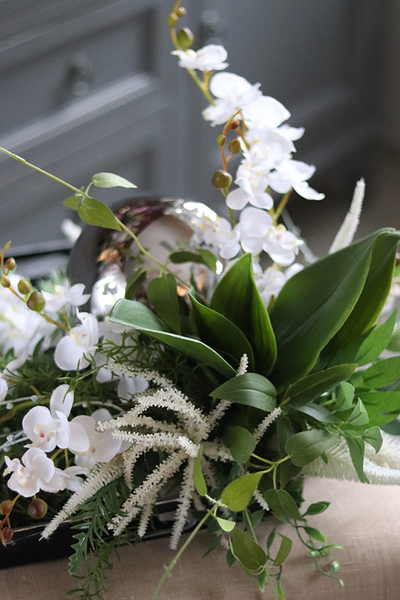 efektowna kompozycja kwiatowa na tacy, Telicja Silver, wys.24cm.