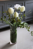 kompozycja z cymbydium w szklanym wazonie, Gerrasa Henalla, wys.80cm