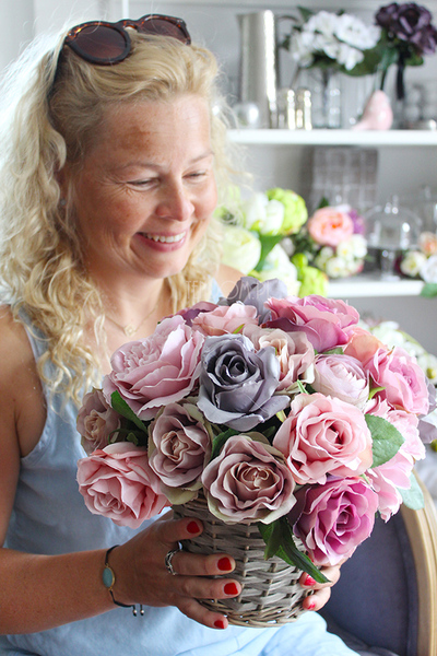 bogaty kosz z brudnoróżowymi różami Romance 30x30x30cm