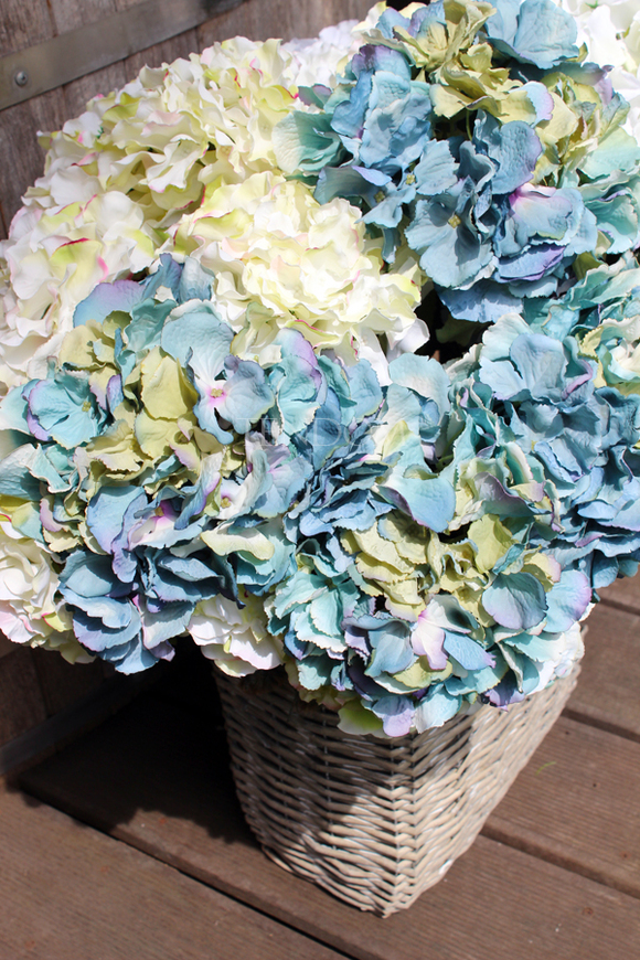 bardzo bogaty kosz z hortensjami Provance Sea, wys.69cm, szer.70cm  