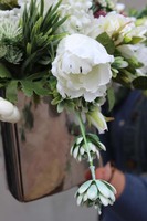 Manfredo kompozycja kwiatowa w srebrnym naczyniu, wys.30cm