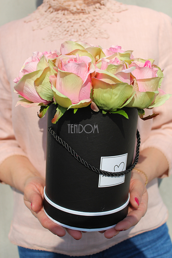 elegancka kompozycja kwiatowa Beata / bukiet Flowerbox wys.28cm