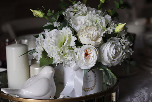 flowerbox w biało - złotym pudełku, Komunia II, wys.30cm