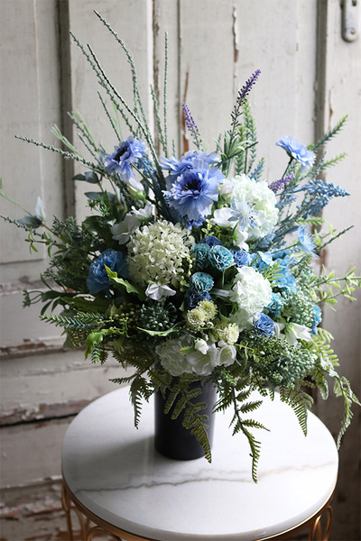 Manfredo Blue, bukiet nagrobny z błękitnymi kwiatami, wys.64cm 