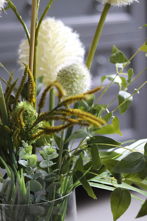 kompozycja z cymbydium w szklanym wazonie, Gerrasa Henalla, wys.80cm